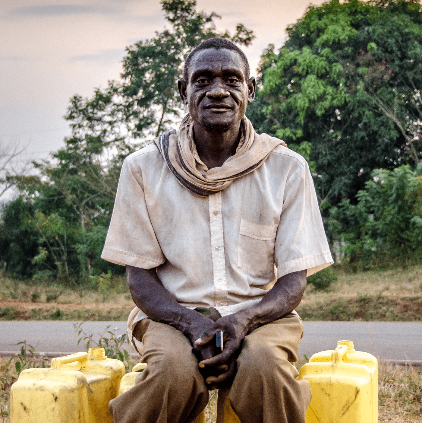 Mann Sitzend Auf Gelben Kanistern
