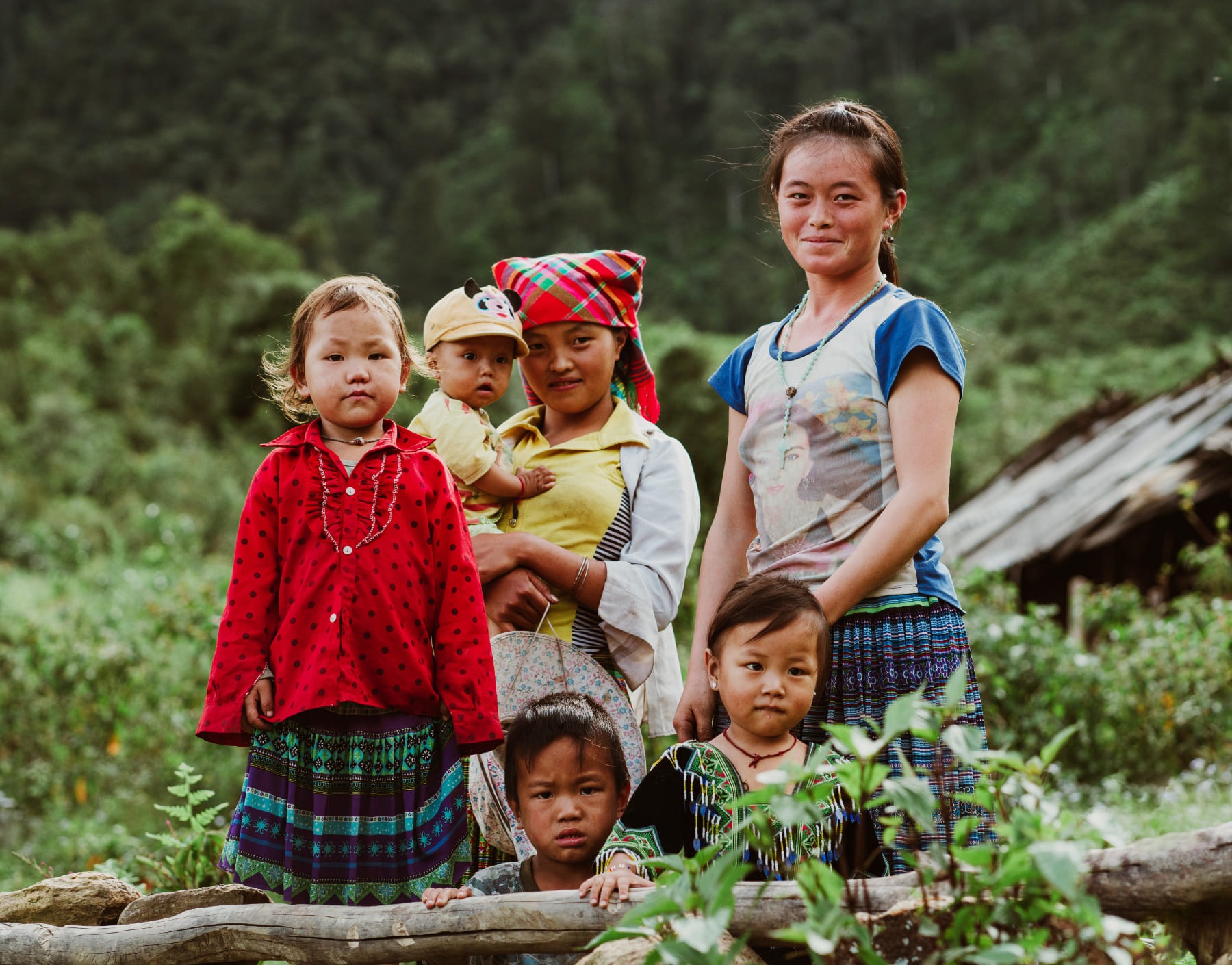 Familie In Asien Vor Gruenem Wald