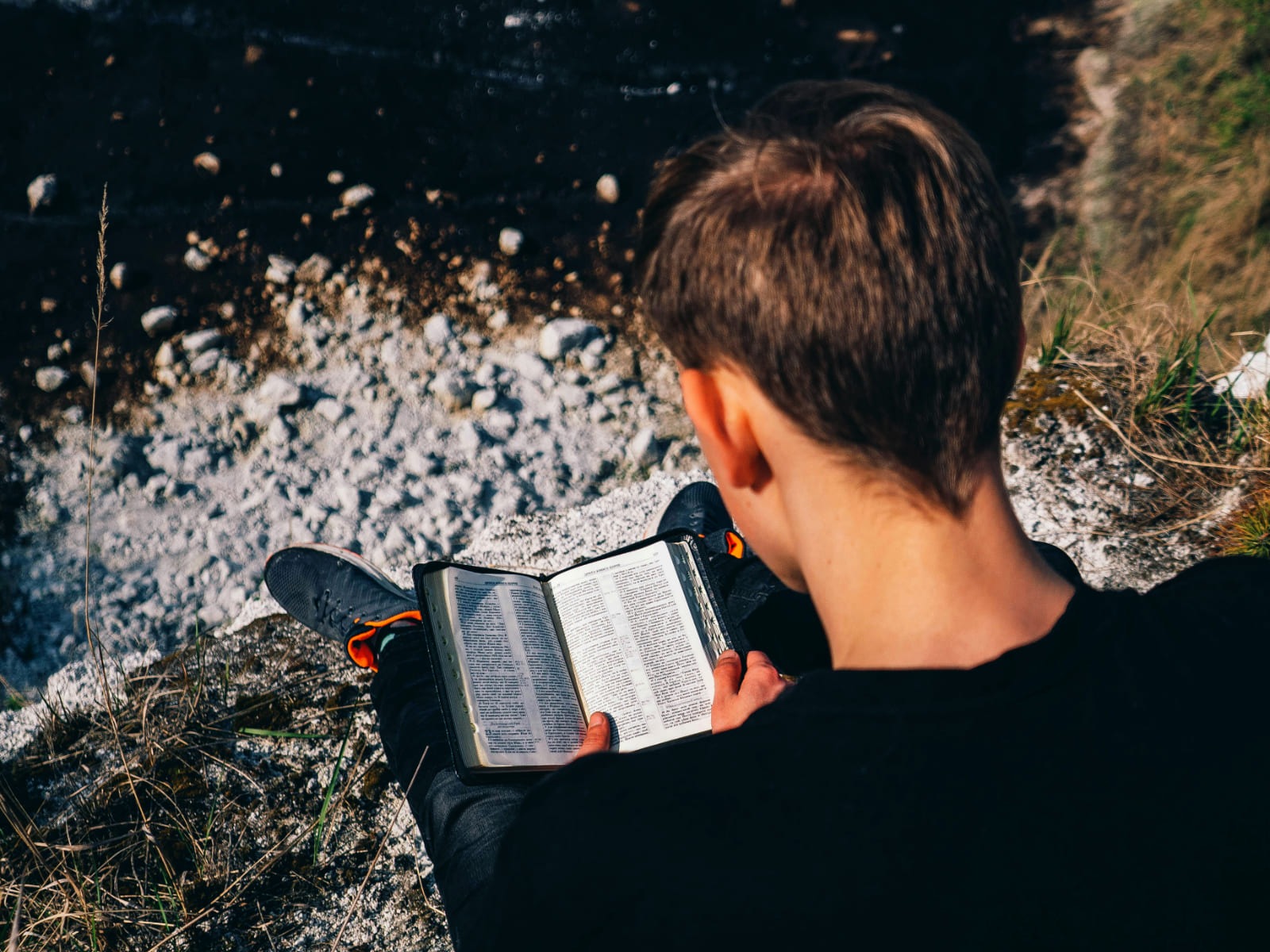 Mann Liest In Der Bibel